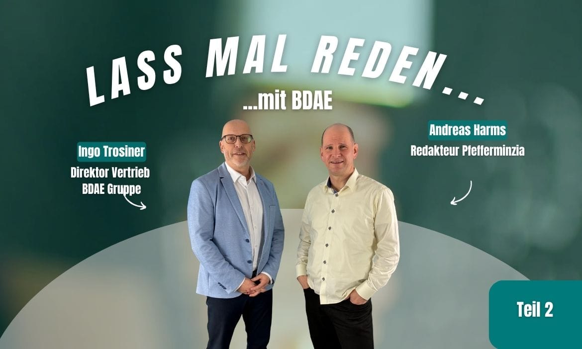 Zwei Männer in Businesskleidung bei Finanzberatungsgespräch.