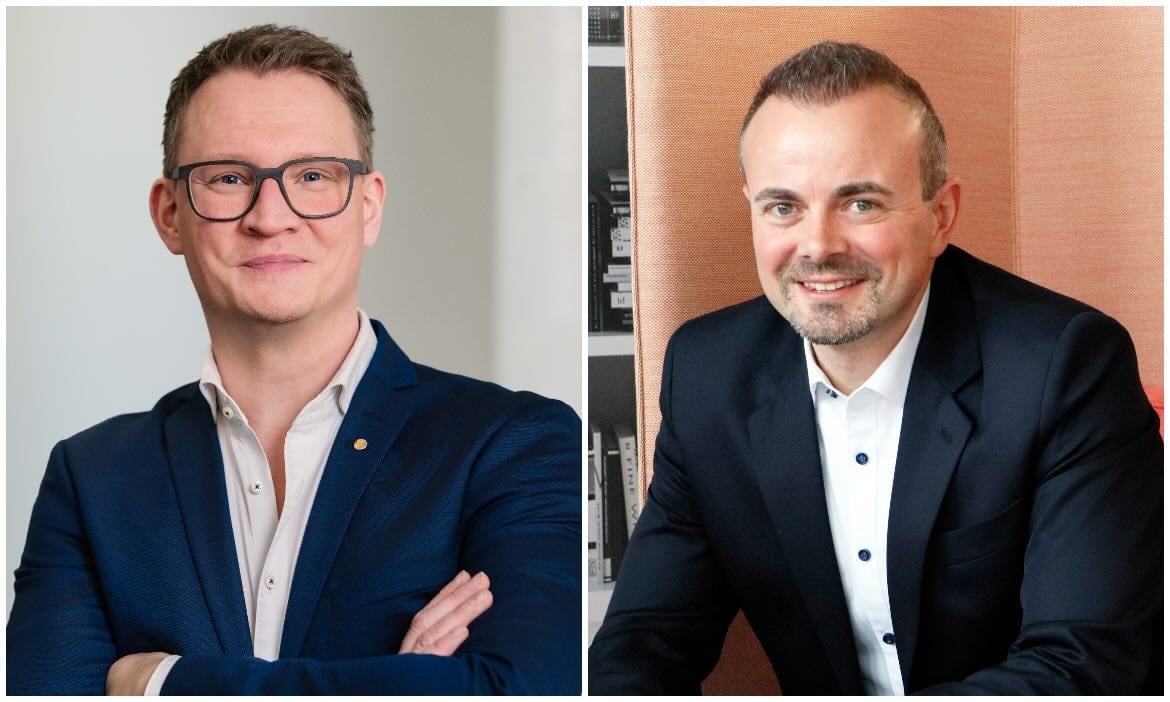 Zwei Männer im Business-Outfit, die über Expats und AO-Strategien sprechen.