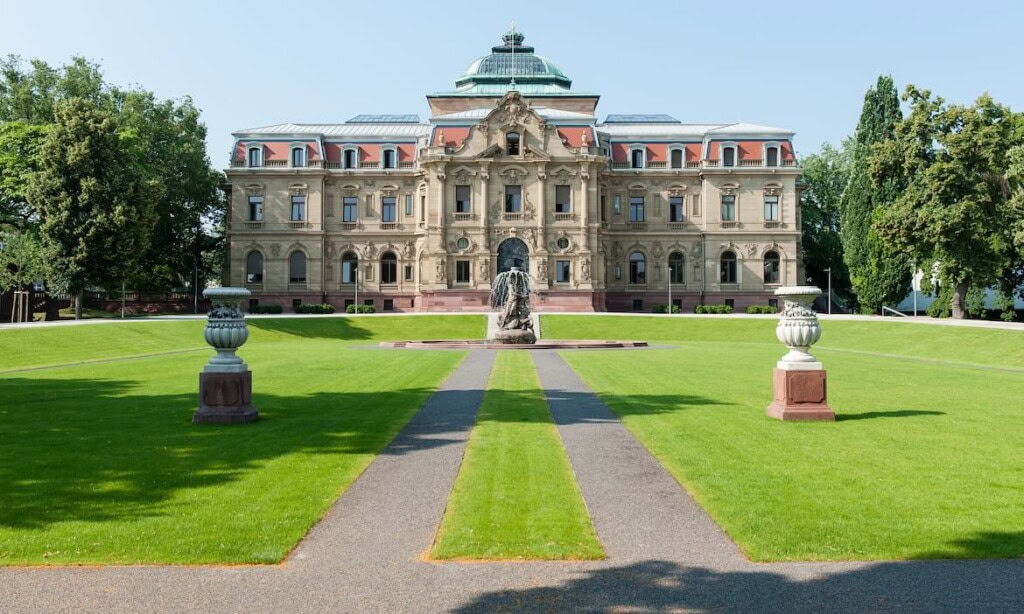 Schloss mit prächtiger Architektur und gepflegtem Garten, ideal für Fotoshootings und kulturelle Ver.