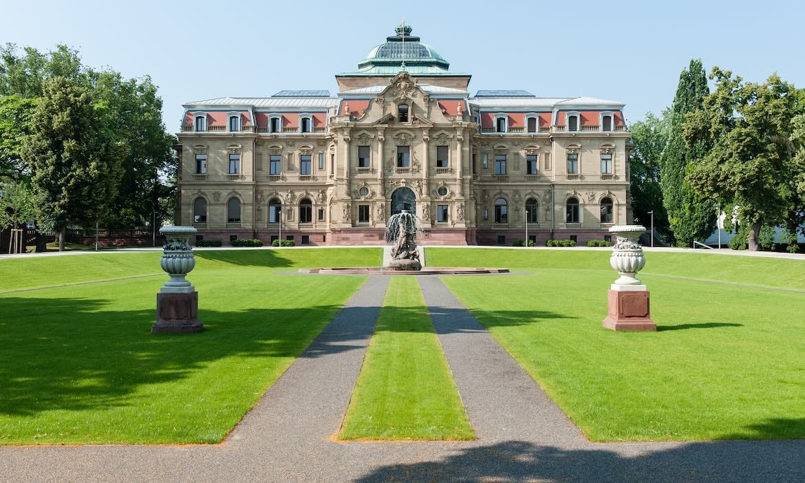 Schloss mit prächtiger Architektur und gepflegtem Garten, ideal für Fotoshootings und kulturelle Ver.