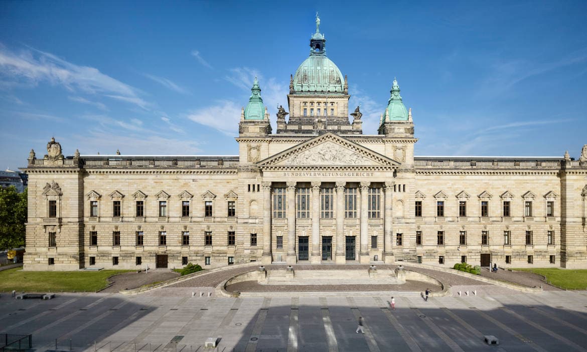 Bundesverwaltungsgericht mit Kuppel und historischen Fassaden.