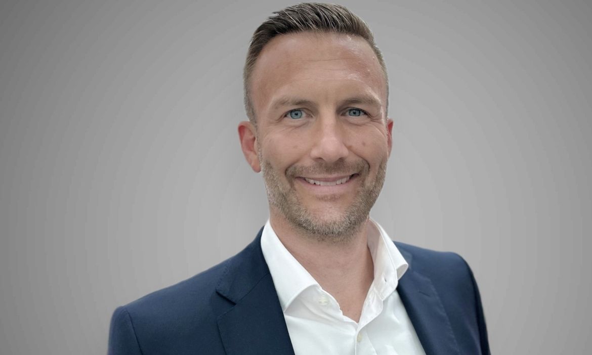 Mann in Business-Kleidung, lächelnd, professionell.