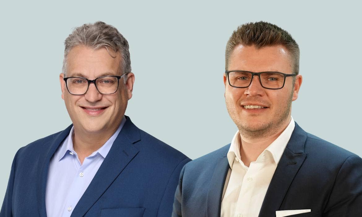 Norman Dreger (links, Managing Director der MRH Trowe & Lurse) und Daniel Strohbach (Geschäftsführung SV bAV Consulting)