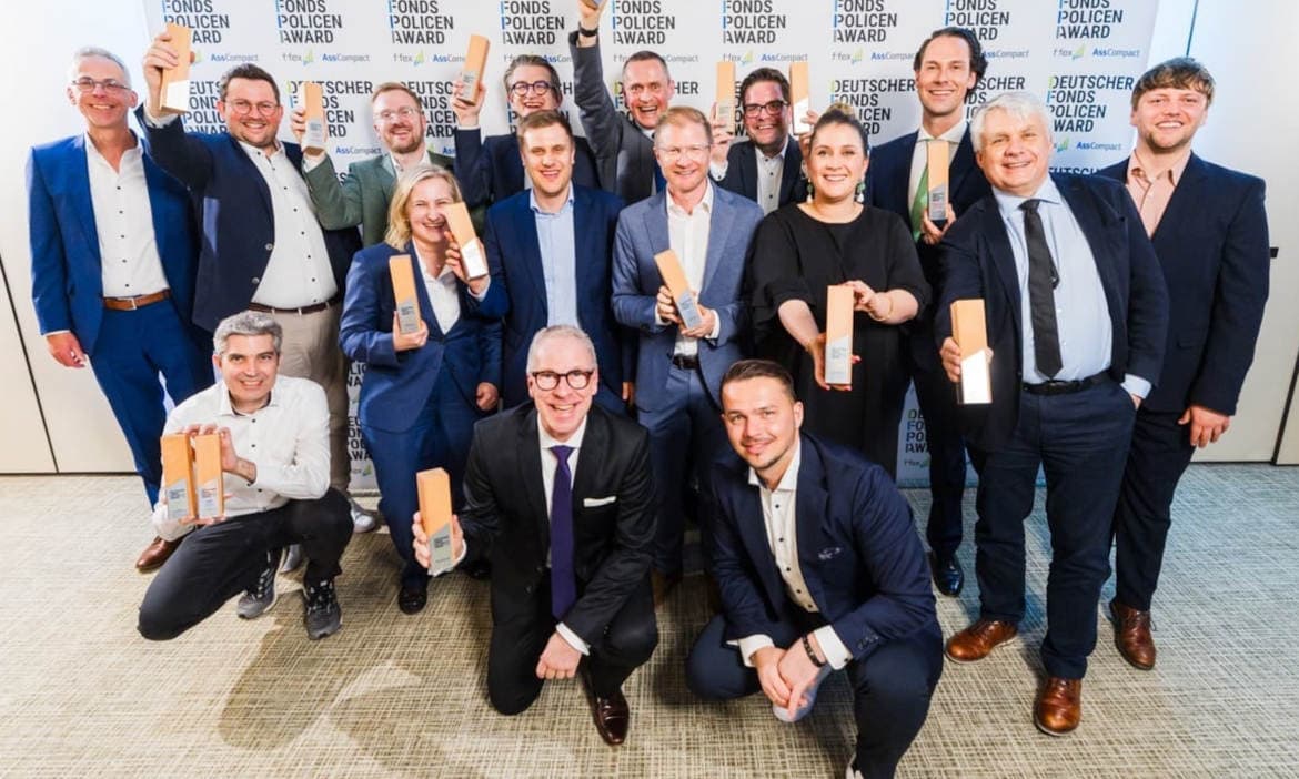 Gewinner des Deutschen Fondspolicen Award 2026 mit Urkunden und Trophäen.