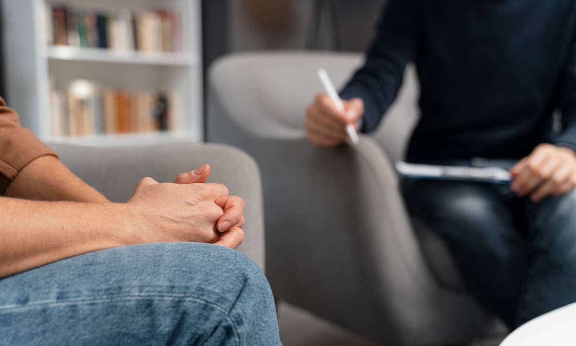 Beratungsgespräch zu psychischen Erkrankungen und Versicherungsfragen.