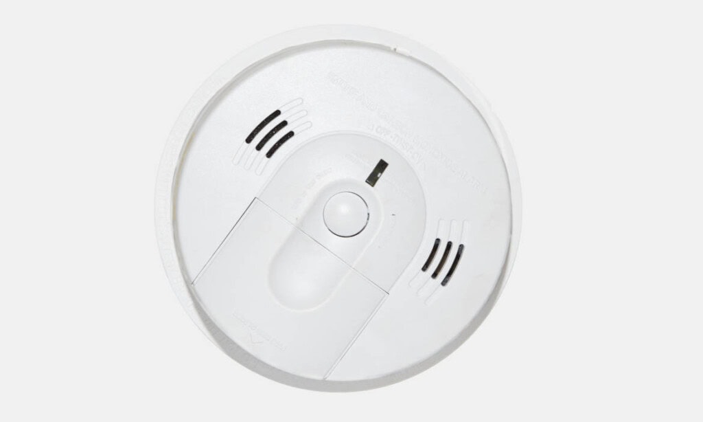 Rauchmelder an der Decke für Brandschutz.