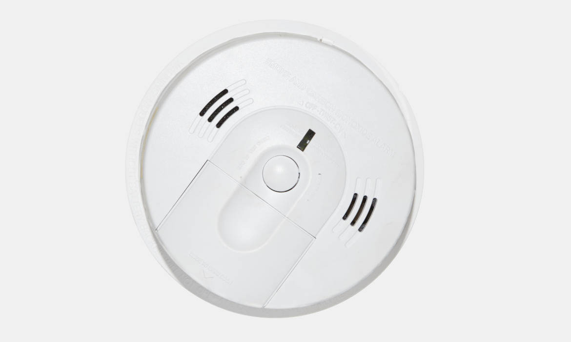 Rauchmelder an der Decke für Brandschutz.