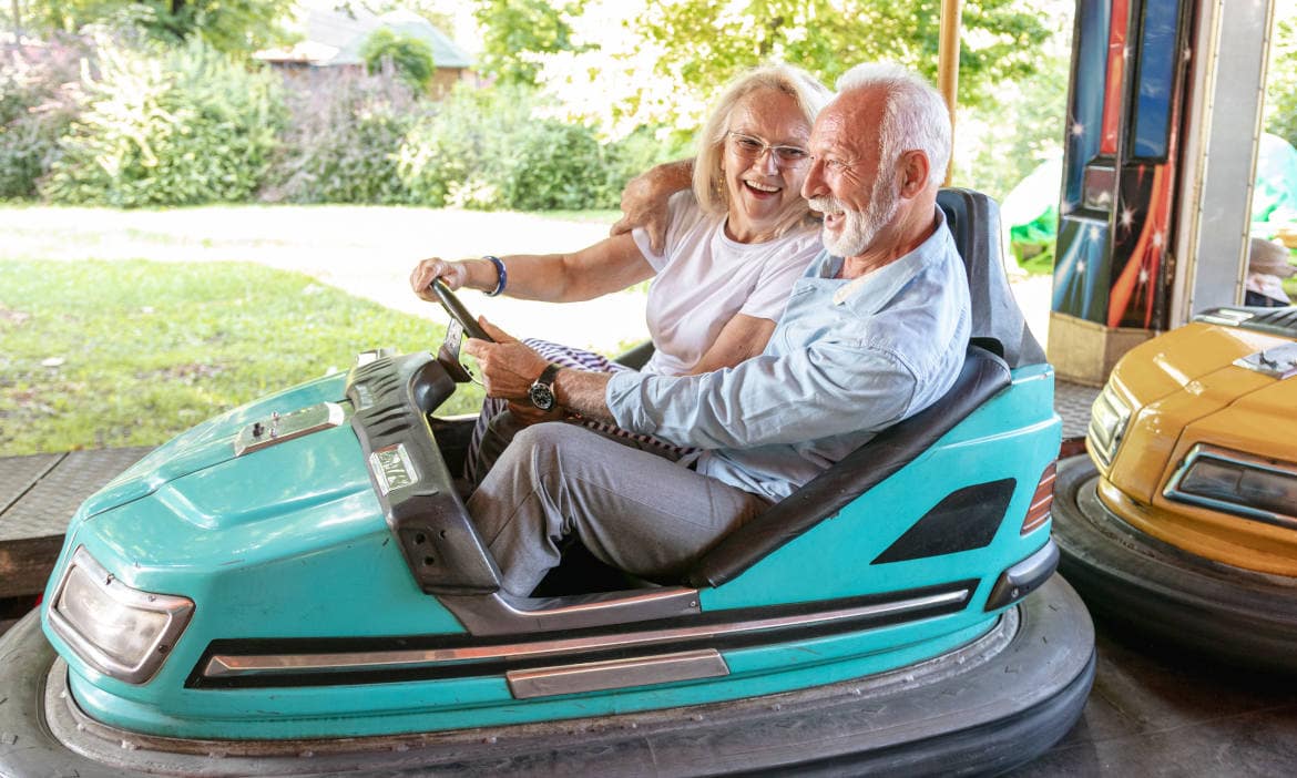 Zählt nicht als Fahrpraxis in der KFZ-Versicherung: Älteres Paar fährt Autoscooter