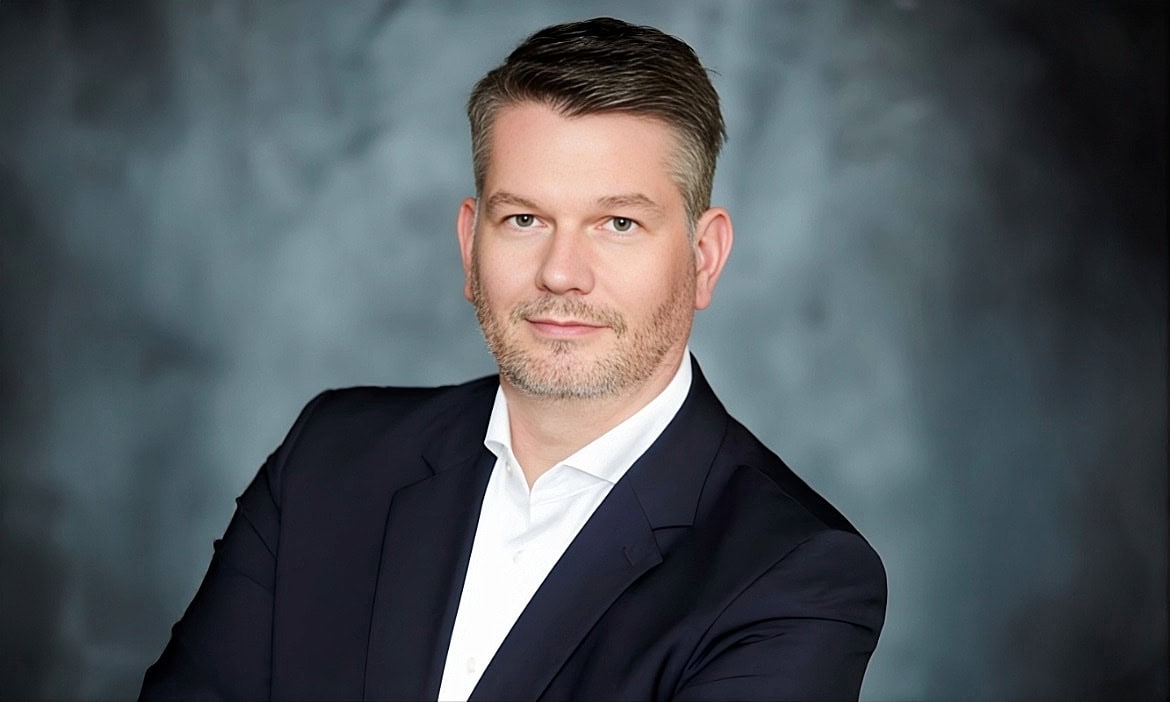 Professioneller Mann in Anzug, symbolisiert Versicherungsbranche und Zielgruppenansprache.