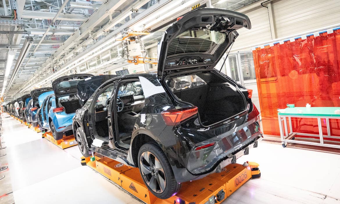 Fertigung eines Elektroautos in der Automobilfabrik.