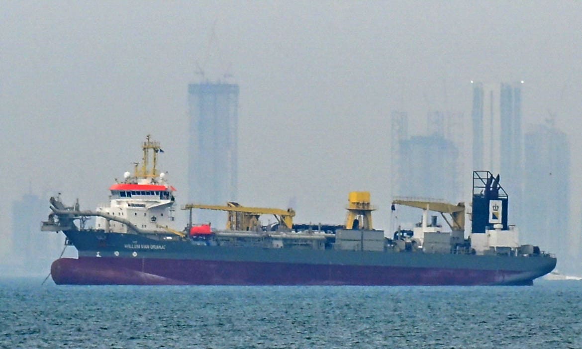 Handelsschiff ankert vor der Küste der Vereinigten Arabischen Emirate, weil die Straße von Hormus unterbrochen ist