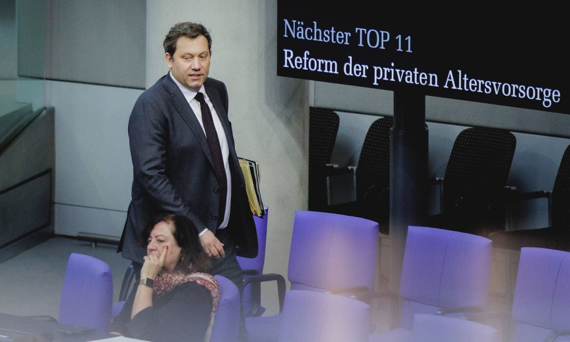 Mann und Frau bei der 1,5-Prozent-Anhörung in Berlin, Diskussion über Altersvorsorge.