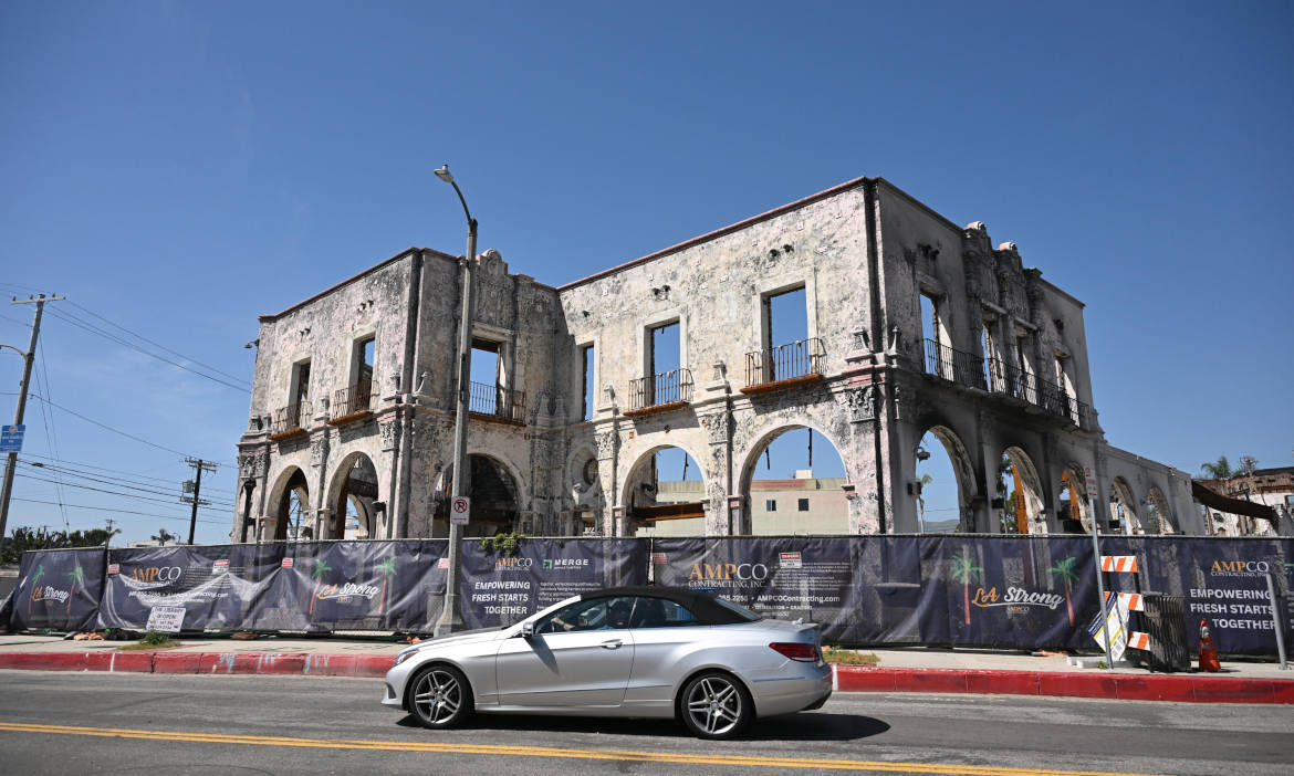 Verfallenes Gebäude mit beschädigten Wänden und Fenstern, symbolisiert die Zunahme von Naturkatastro.