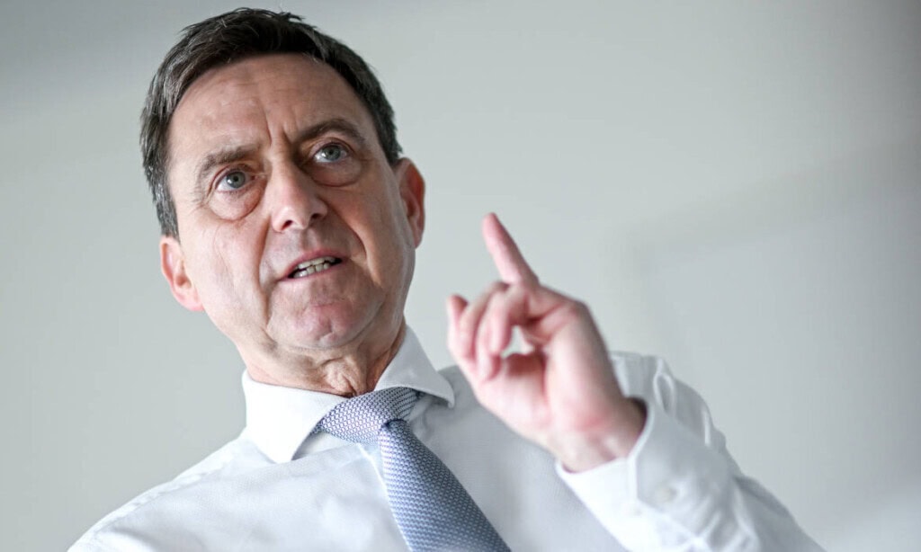 Mann erklärt, warum GKV-Beiträge trotz Überschuss nicht sinken.