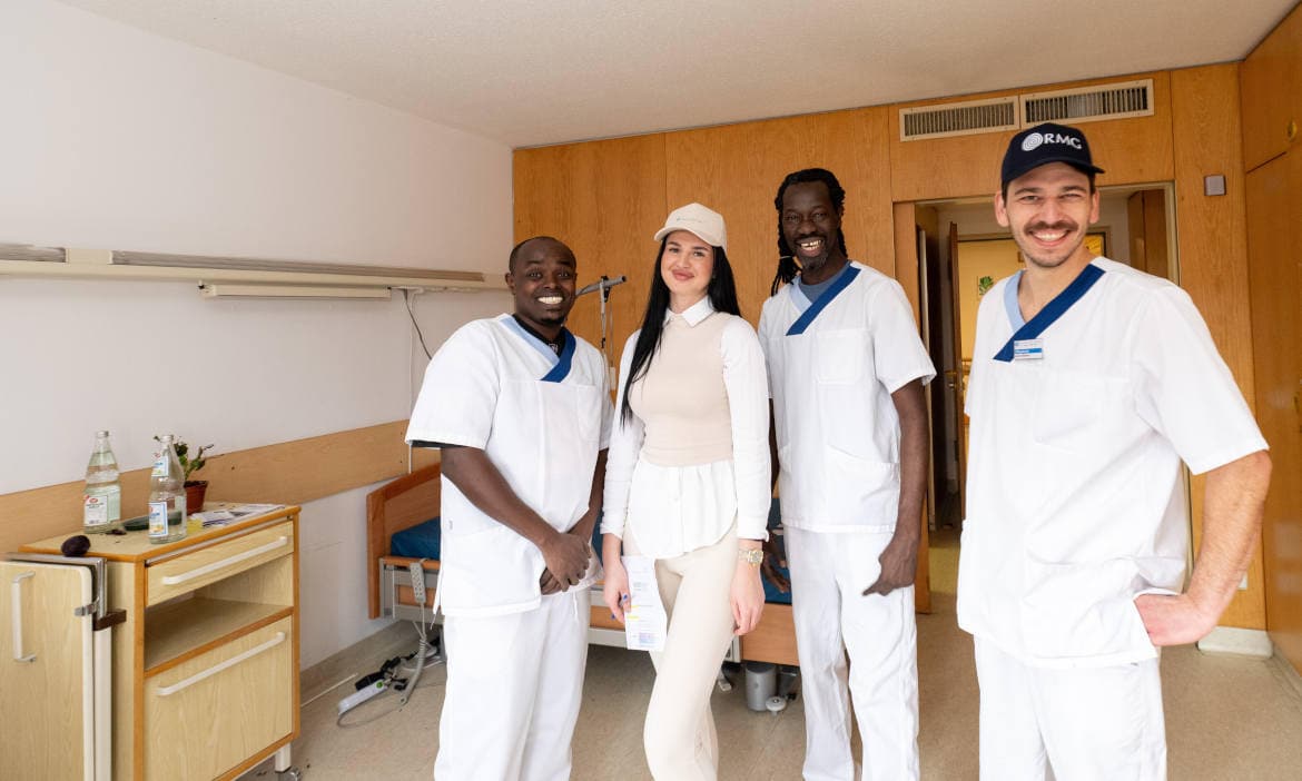 Pflegepersonal und Patientin im Krankenhaus, freundliches Team.