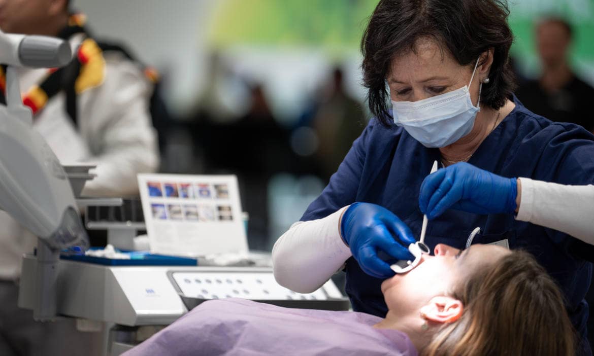 Zahnärztin behandelt Patientin: Zahnmedizin gehört zu den wichtigen Kriterien für eine gute PKV