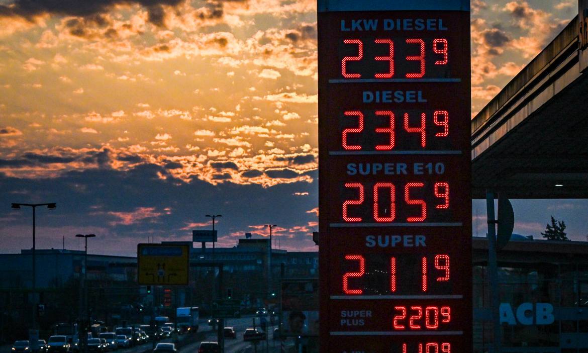 Tankstelle als Symbol für die Energiekrise: Inflationssorgen lassen Renditen am Anleihemarkt steigen. Mit Folgen