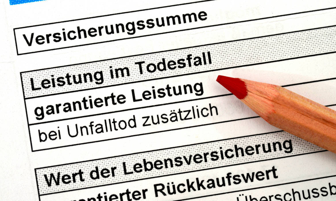 Nahaufnahme eines Versicherungsdokuments mit Bleistift.