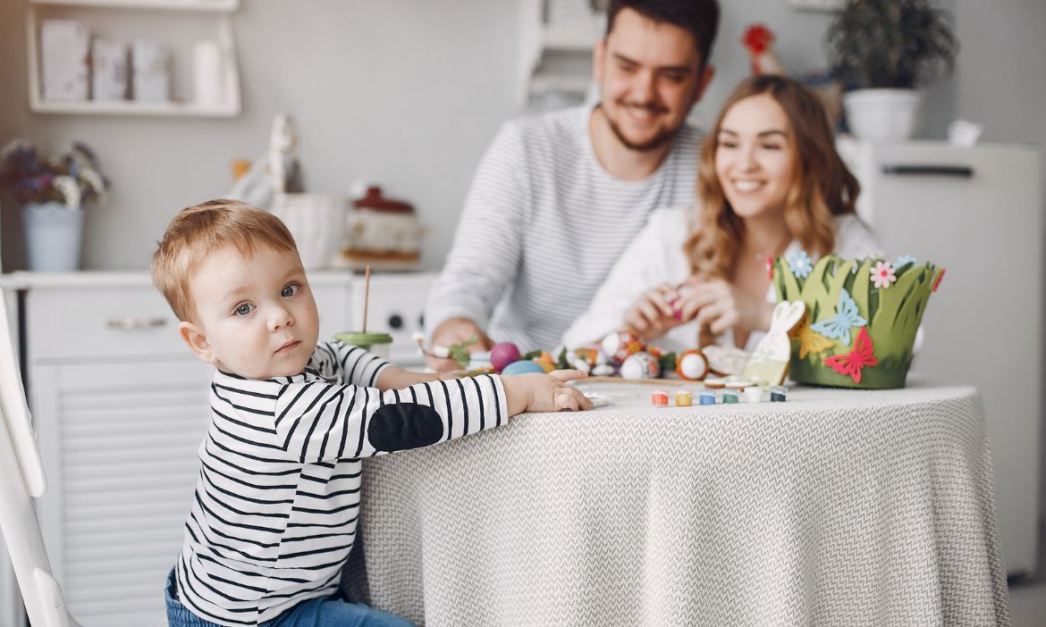 Familie beim kreativen Spielen und Basteln in der gemütlichen Wohnküche. Glückliche Eltern mit Kind,.