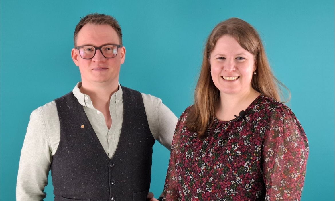 Zwei Beraterinnen bei Pfefferminzia in Beratungssituation.