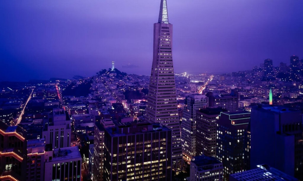 San Francisco Skyline bei Nacht mit Transamerica Pyramid.