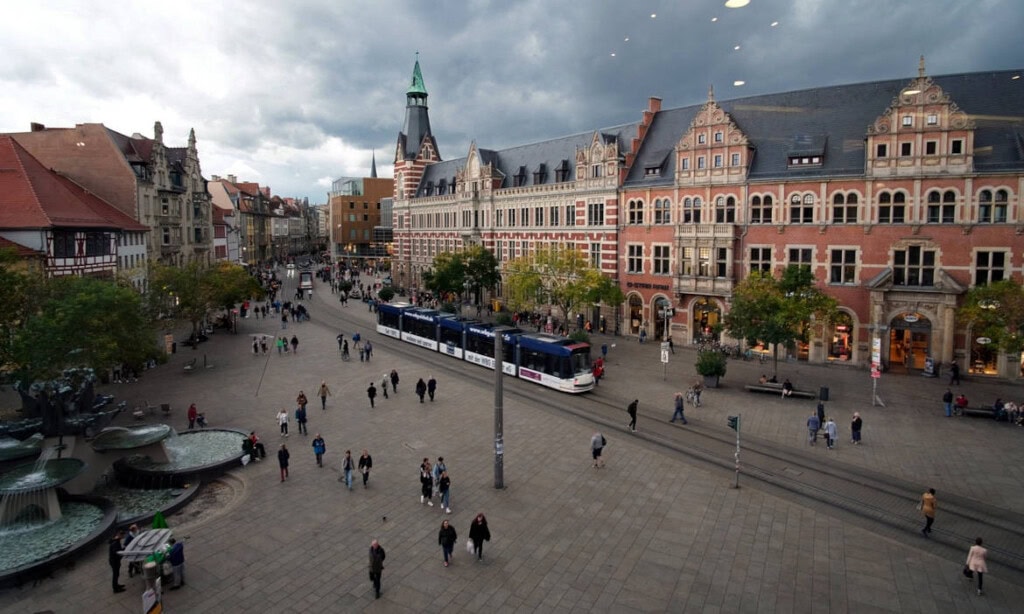 Der Anger in Erfurt: An diesem historischen Platz gehören dem Immobilienfonds Fokus Wohnen Deutschland fünf Wohn- und fünfzehn Gewerbeeinheiten