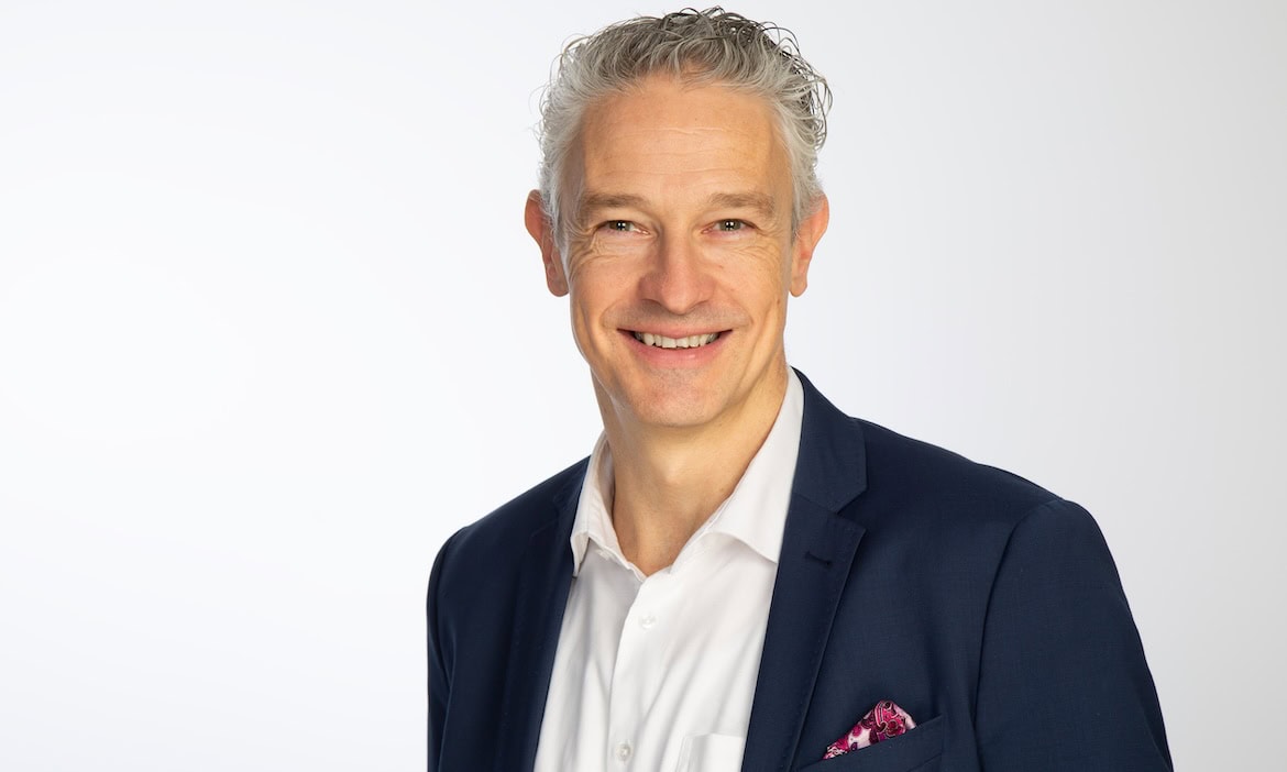 Geschäftsmann in Anzug, zeigt Wissenslücken bei Versicherungsschutz.