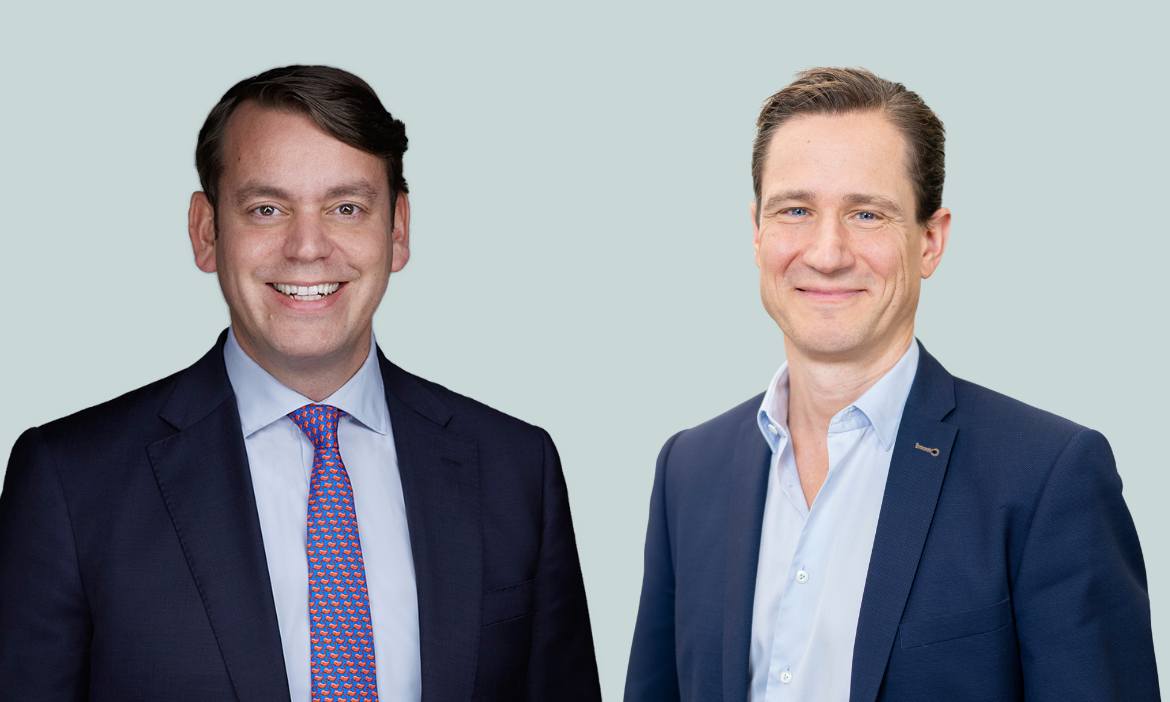 Zwei Finanzexperten in Anzügen bei Blau-Direkt-Investor, Fokus auf Investment und Finanzberatung.