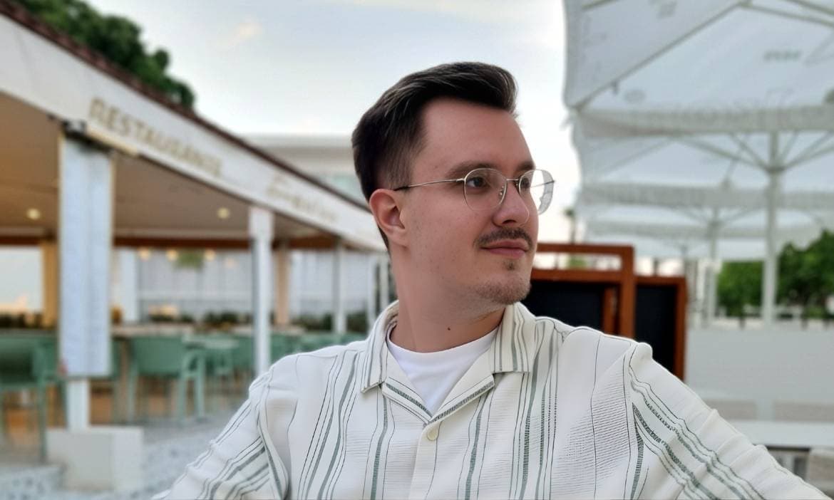 Mann im Außenbereich mit Sonnenbrille, symbolisiert private Sachversicherung.