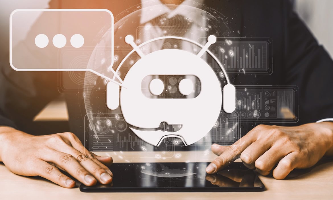 Menschliche Hände mit digitalem KI-Roboter-Icon und Technologie-Interface.