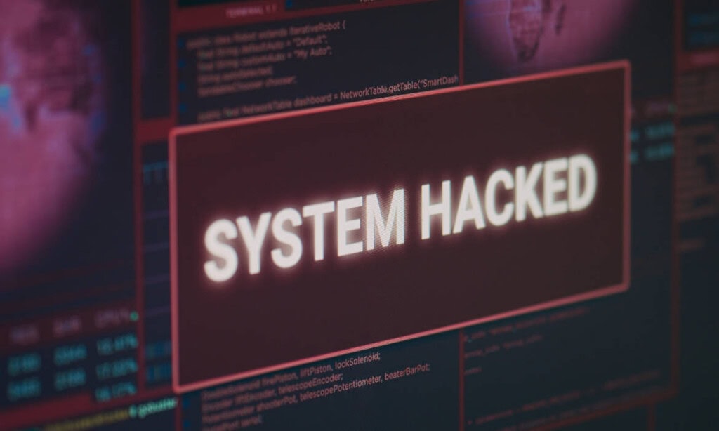 Bildschirm mit "System gehackt" Warnmeldung bei Cyberangriffen.