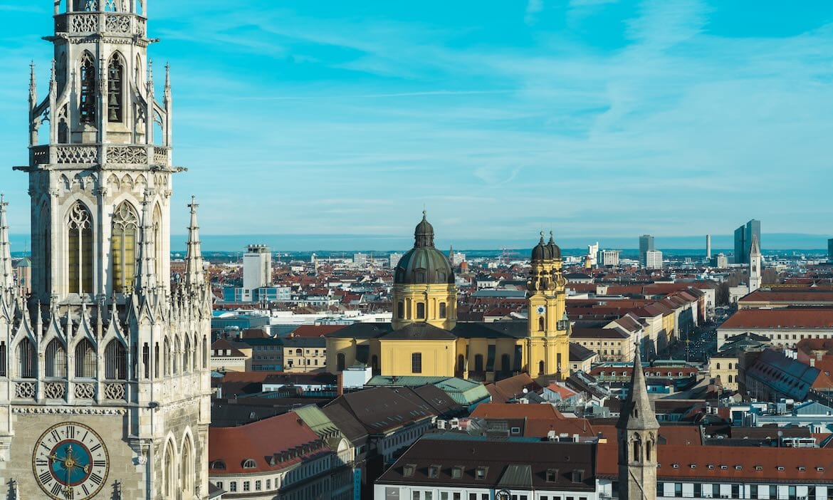 Blick auf die Altstadt mit Kirchtürmen und historischen Gebäuden in München.