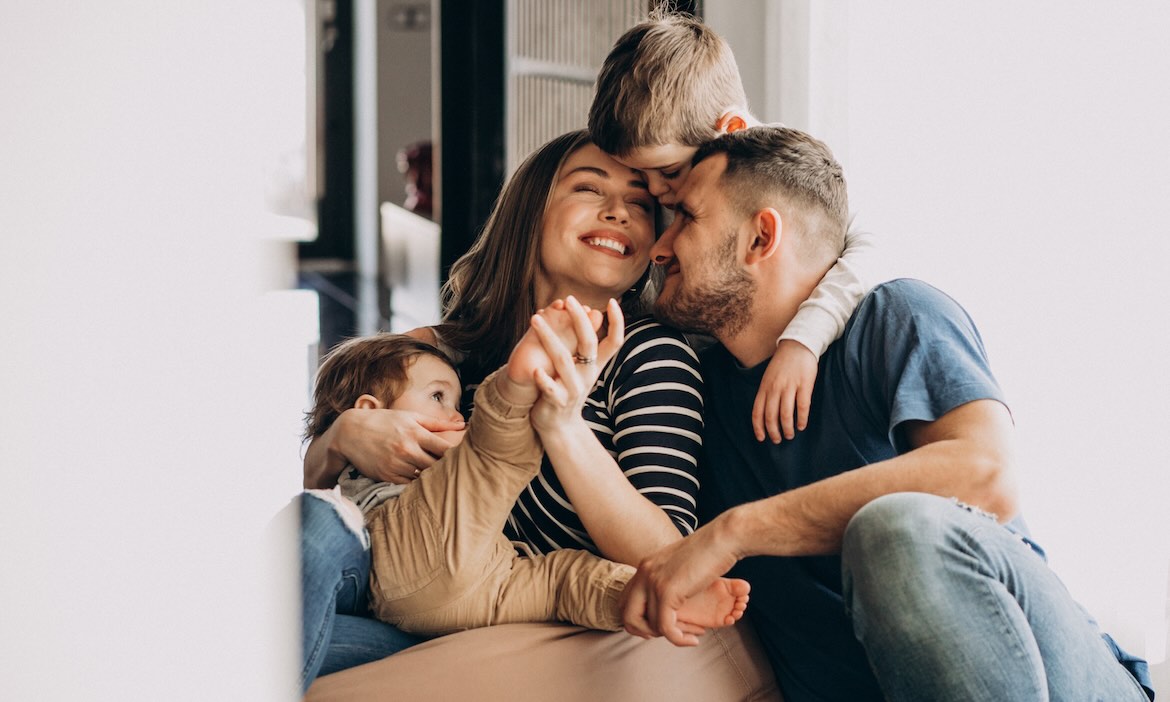 Junge Famiilie: Das Analysehaus Franke und Bornberg hat sein Rating für Risikolebensversicherungen überarbeitet.