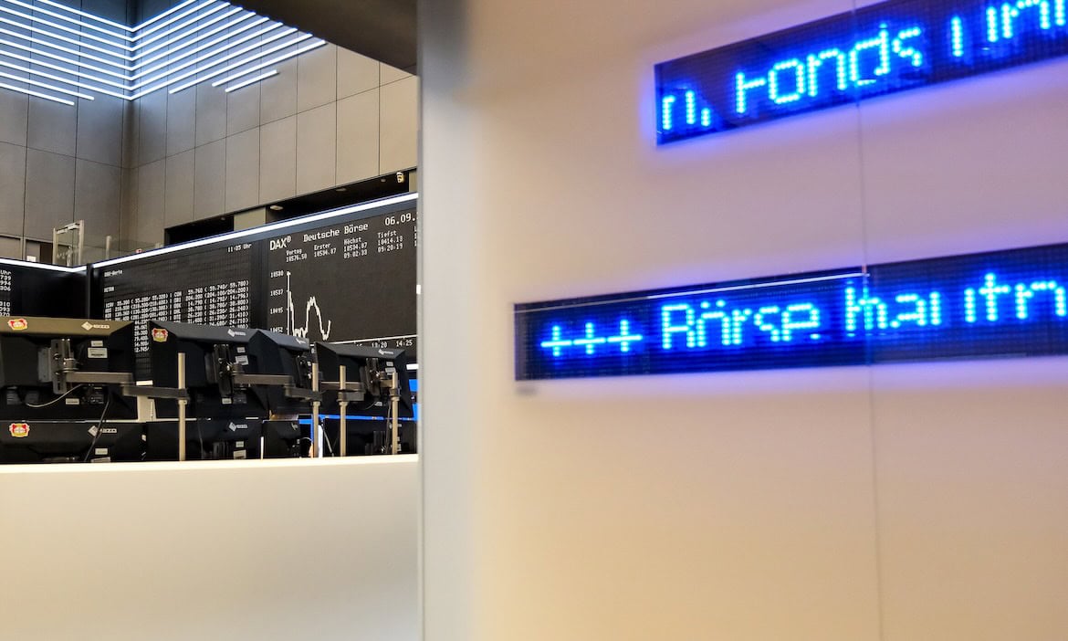 Börsenschilder mit Kursdaten und Finanzinformationen an einer deutschen Börse.