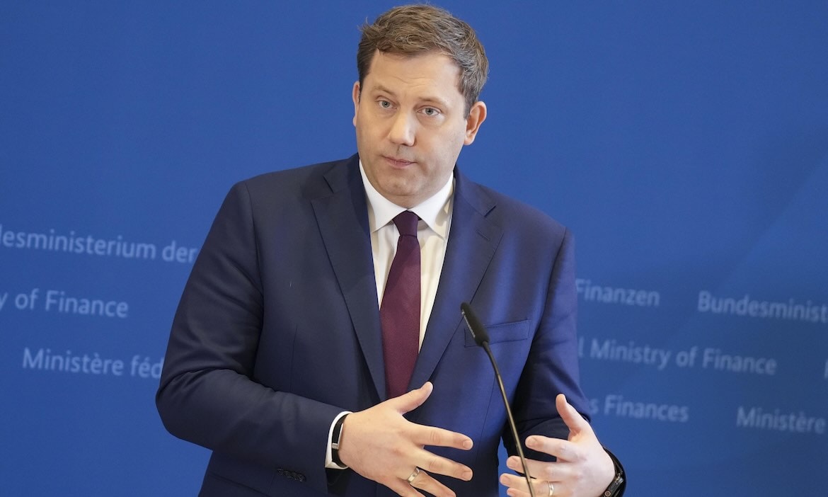 Mann spricht bei Pressekonferenz zum Vorsorgedepot, Hintergrund mit Finanzministerium.