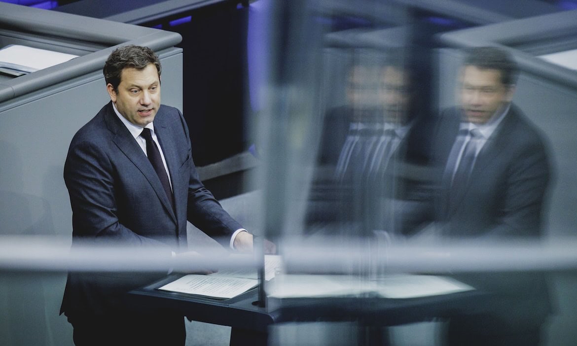 Mann bei Diskussion über die neue Altersvorsorgereform im modernen Büro.