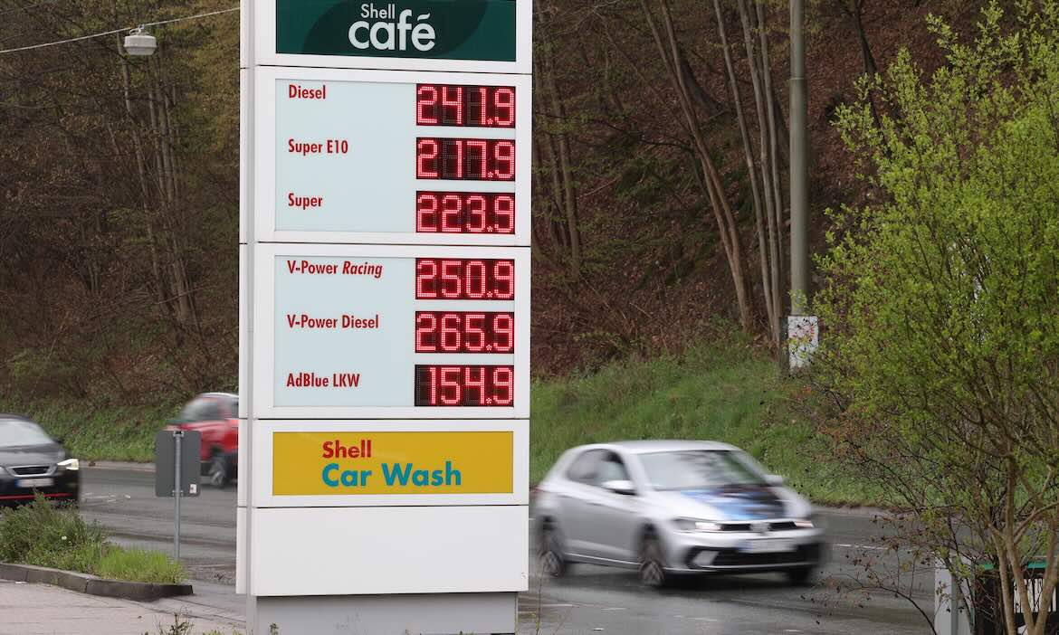 Benzinpreise an der Tankstelle mit verschiedenen Kraftstoffarten.