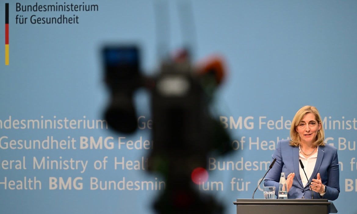 Bundesgesundheitsminister Warken bei Pressekonferenz zum Sparpaket, im Hintergrund das Logo des Bund.