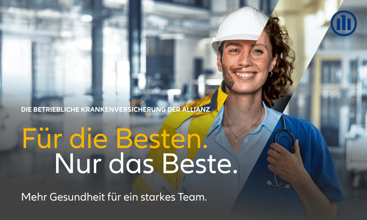 Frau in Krankenhausuniform mit Schutzhelm, lächelnd, im Gesundheitsumfeld.