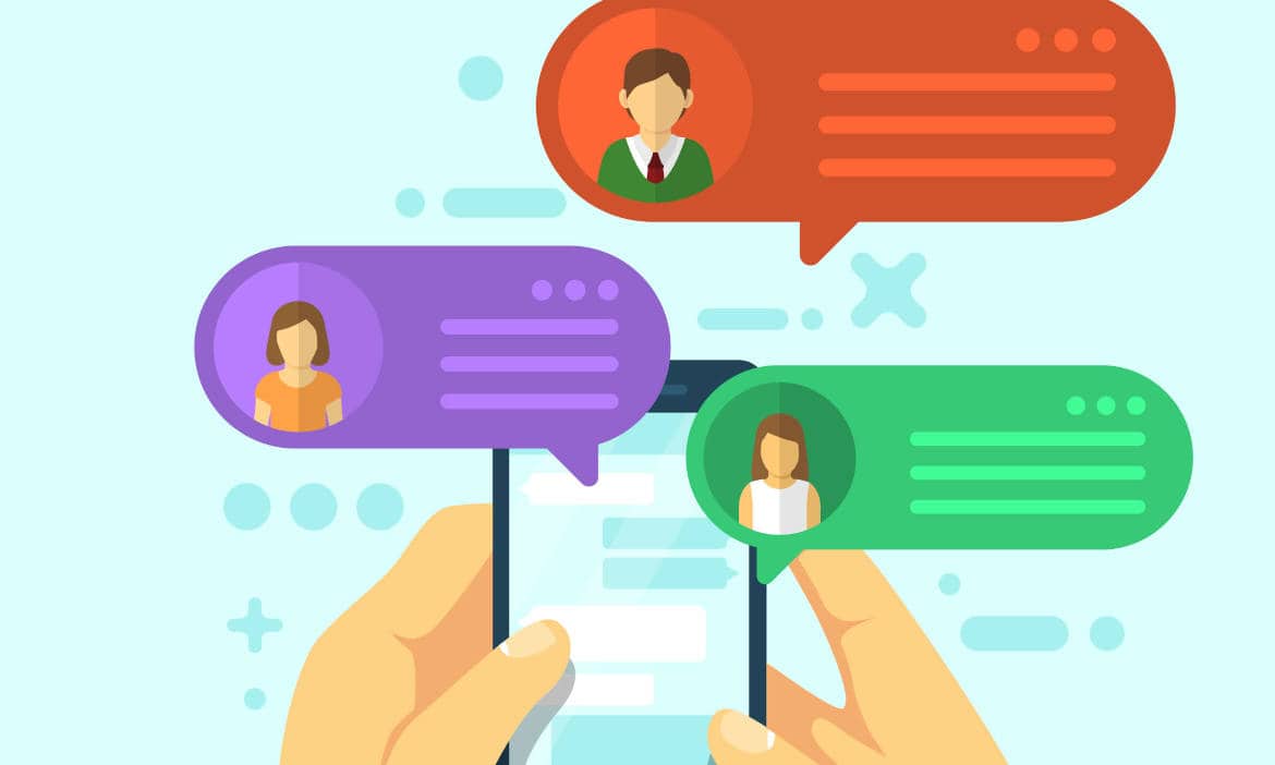 Zwei Personen im Gespräch über Smartphones, digitale Kommunikation im Maklerbereich.