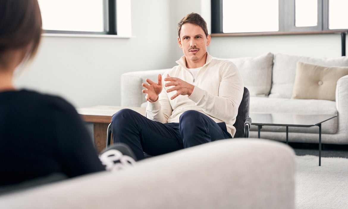 Mann im Gespräch bei Beratungsgespräch in modernem Büro.