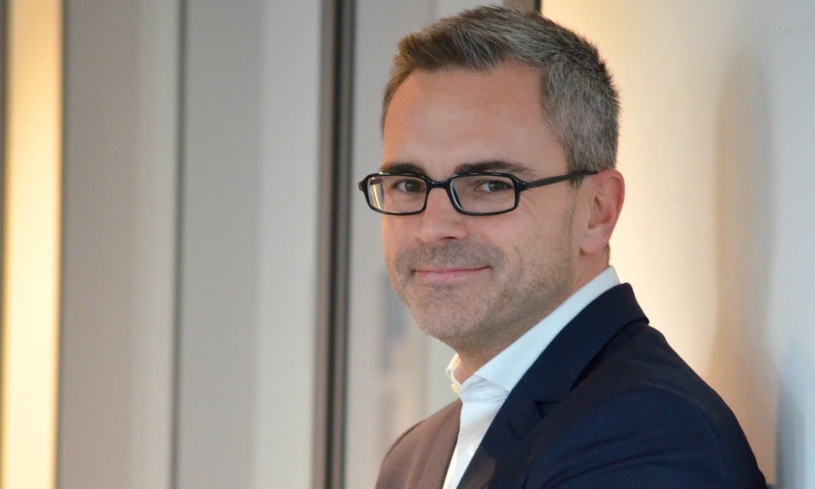 Geschäftsmann in Business-Umgebung, professionell und kompetent.