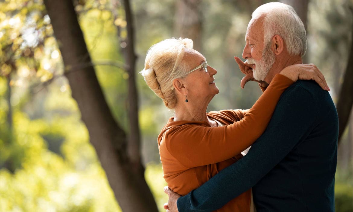 Senioren-Paar: In 20 Jahren wollen über 40 Senioren ihre Rente von 100 Arbeitnehmern