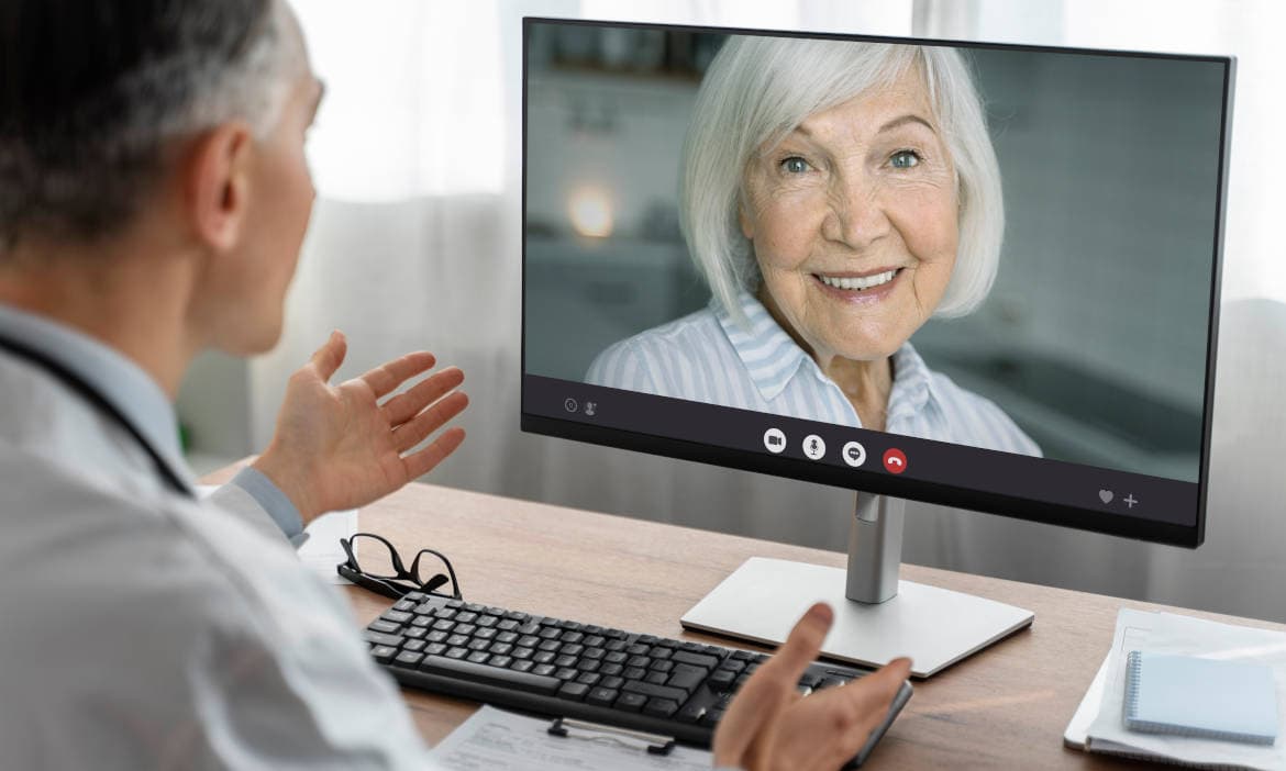 Versicherte sprechen per Video mit ihrem Arzt in der Sprechstunde.