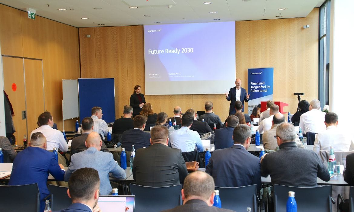 Business-Konferenz mit Vortrag "Future Ready 2030" vor Publikum.
