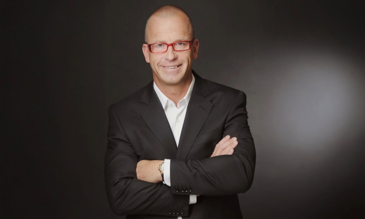 Erfolgreicher Finanzvermittler in professionellem Business-Outfit.