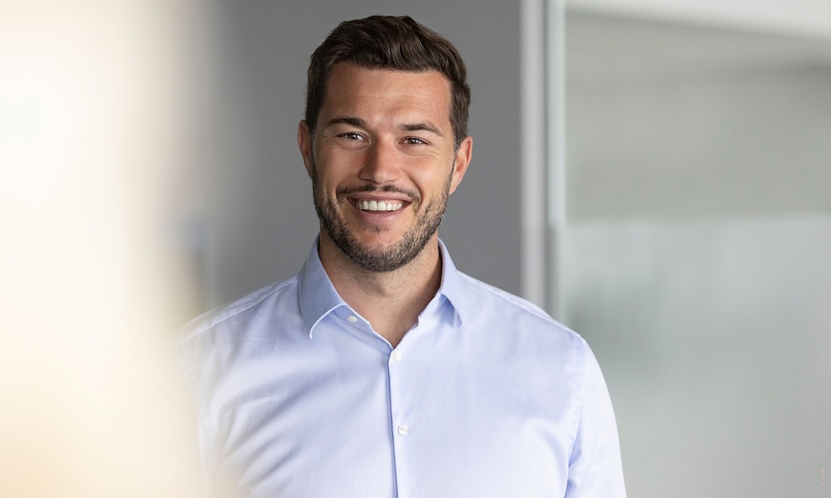 Berater erklärt Wohngebäudeversicherung für Makler, Fokus auf neue Anforderungen.