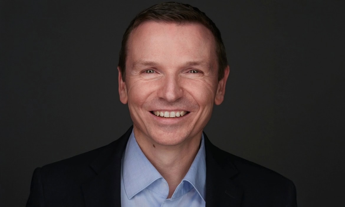 Mann in Anzug lächelt, symbolisiert GKV-Änderungen und Reformvorschläge.