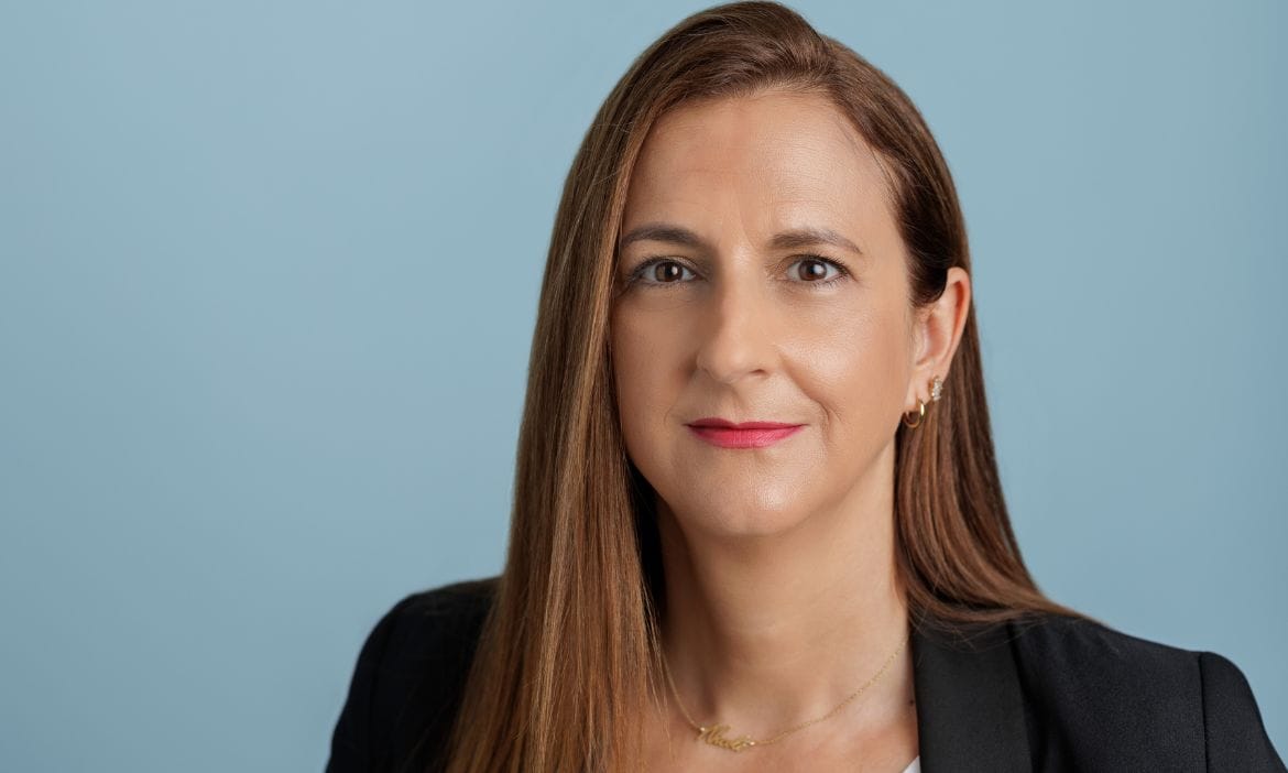 Frau erklärt Risikovoranfrage und Algorithmus im Finanzbereich.