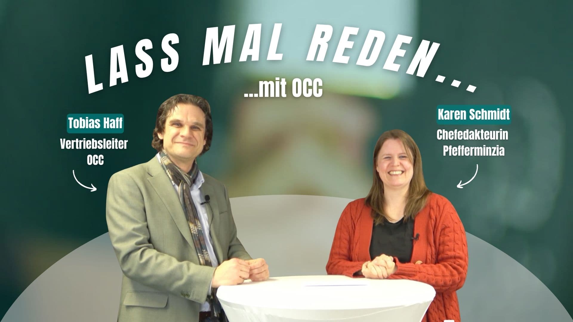 Zwei Personen im Gespräch bei Pfefferminzia, Fokus auf menschliche Interaktion.